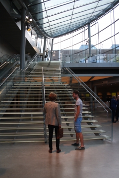 De glazen trap in de nieuwe hal van het Van Gogh Museum 