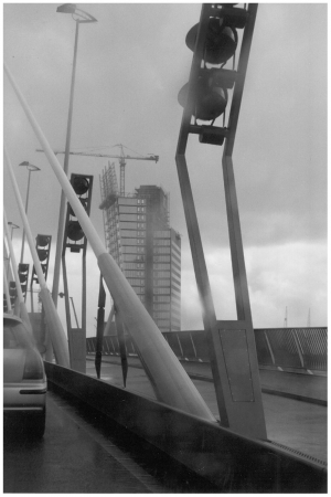 KPN Tower Roterdan vanuit de auto op de Erasmusbrug