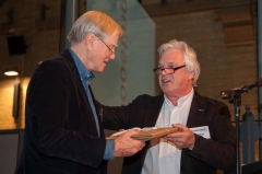 Friso Kramer ontvangt het 1e exemplaar van het jubileumboek van redacteur Mick Eekhout 