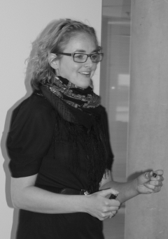 Charlotte Lelieveld demonstreert tijdens Nieuwe Materialen meeting, april 2011  